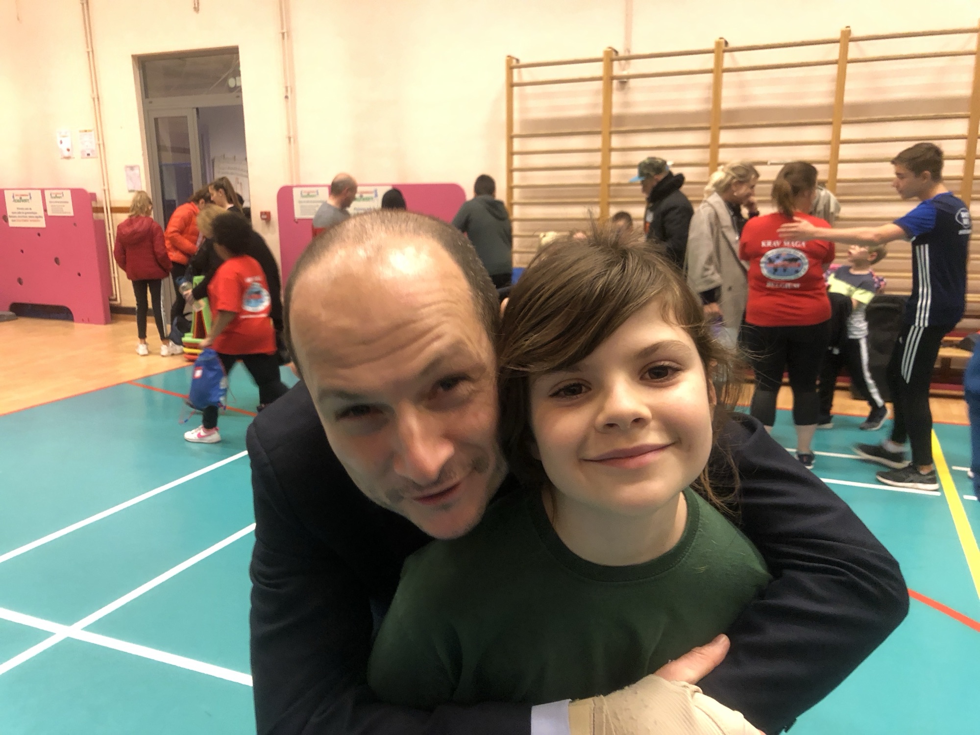 Parent and child training together at Krav Maga Uccle Calevoet